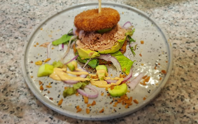 Spicy tuna burger